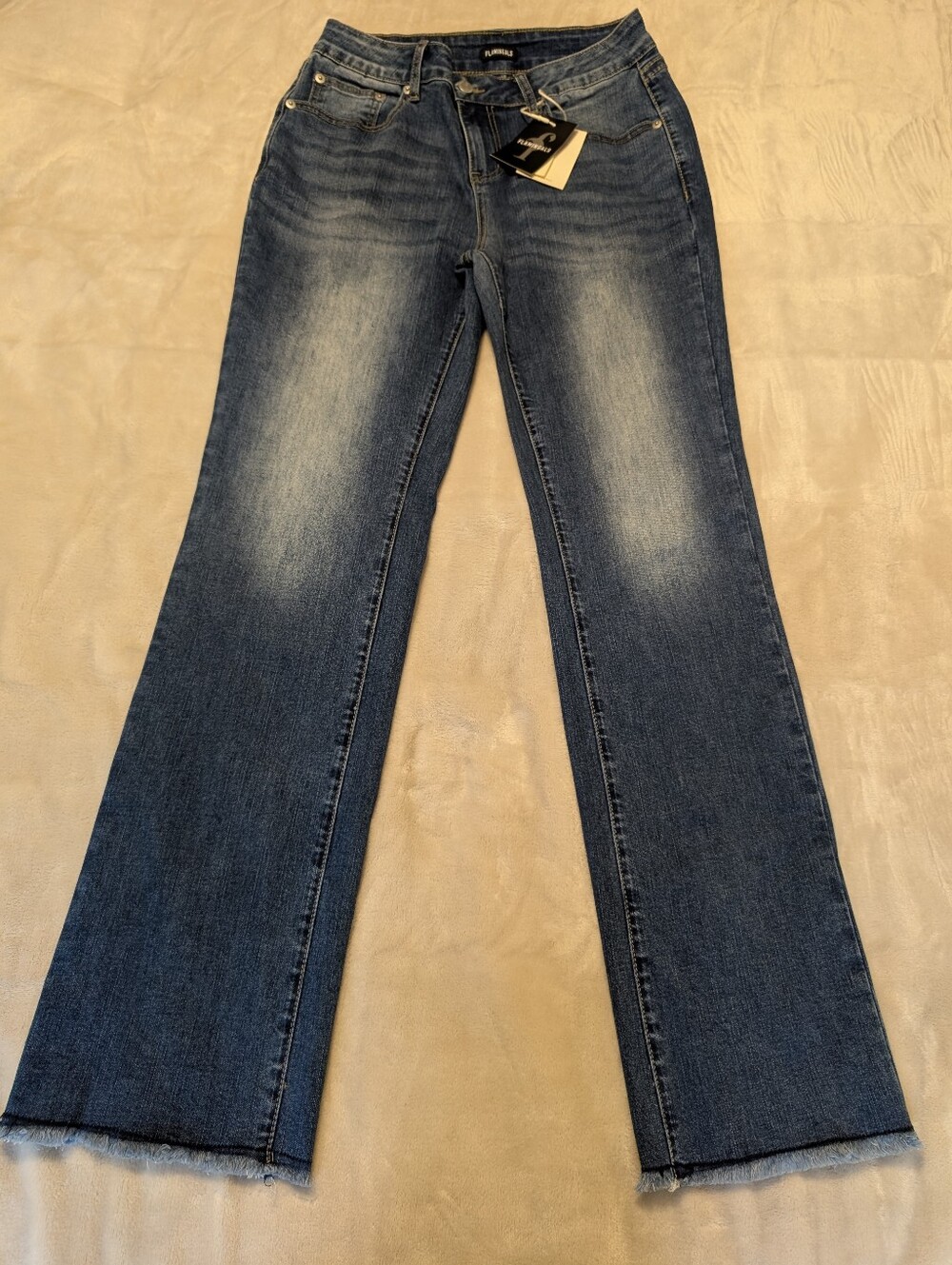 Flamingals Mid-rise Raw Hem V Design Bootcut Jeans NWT Size Medium - Picture 3 of 9